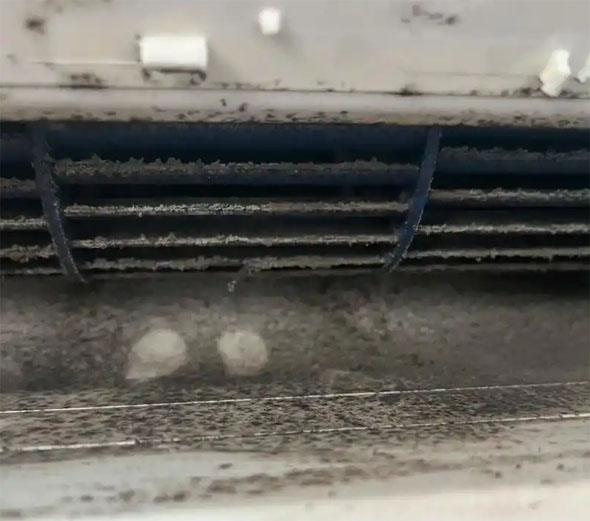 平定空调吹的风有股烧焦味是怎么回事